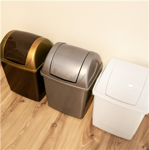 Plastový odpadkový koš hranatý s víkem 26 l